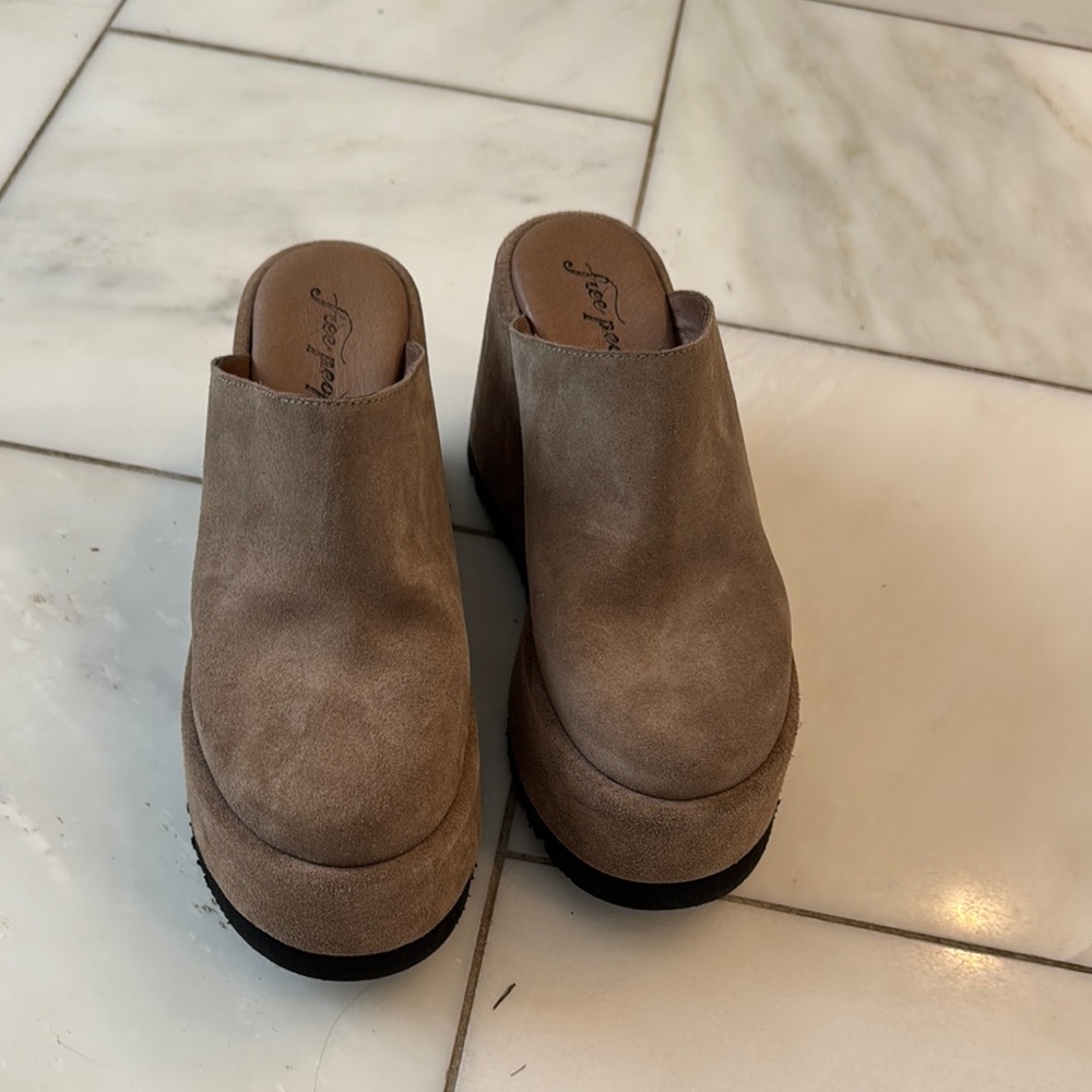 Free People Tan Platform Mules size 8 (38) NWOT never worn